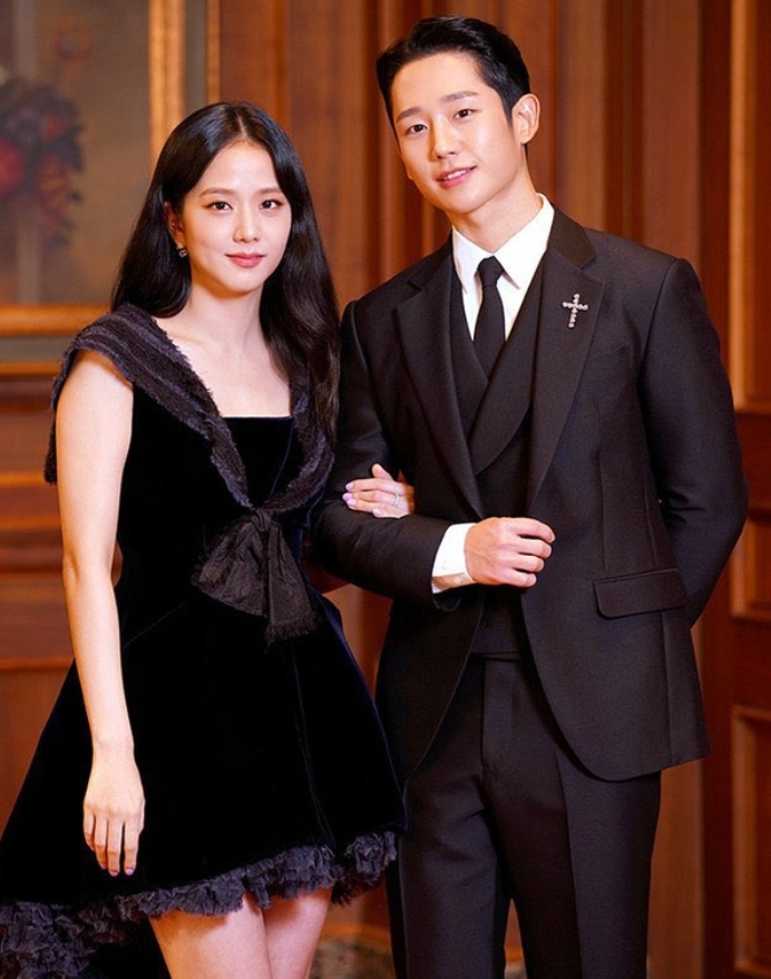 Jisoo và Jung Hae In.