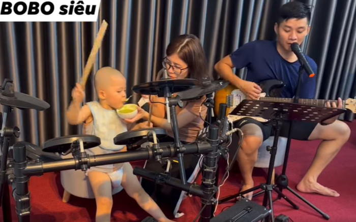 Clip: Bé trai 2,5 tuổi vừa ăn cháo vừa gõ trống không trượt phát nào khiến dân mạng vô cùng thích thú Ảnh 2