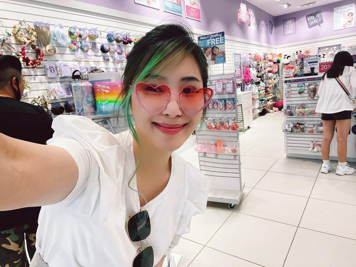 Cô nàng không ngần ngại thử sức với những màu tóc nổi bật