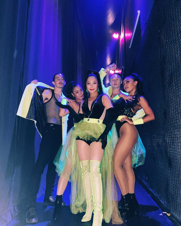 Ở bên trời Tây, cô như trở thành một người hoàn toàn mới