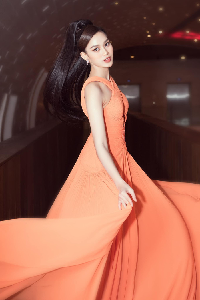 Đỗ Thị Hà diện đầm cut-out: Sắc vóc cỡ này phải khóa Top 5 Miss World mới xứng tầm Ảnh 4