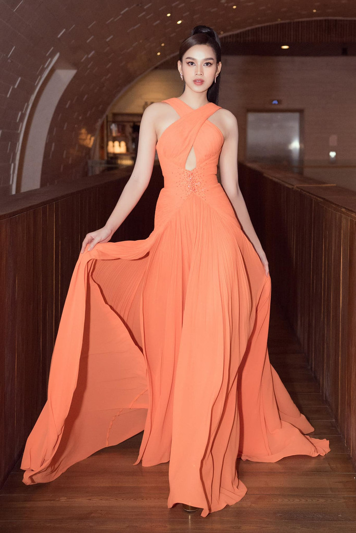 Đỗ Thị Hà diện đầm cut-out: Sắc vóc cỡ này phải khóa Top 5 Miss World mới xứng tầm Ảnh 5