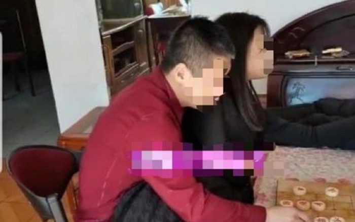 Hình ảnh con gái thiếu nữ vẫn ngồi lên đùi bố gây tranh cãi trái chiều Ảnh 2