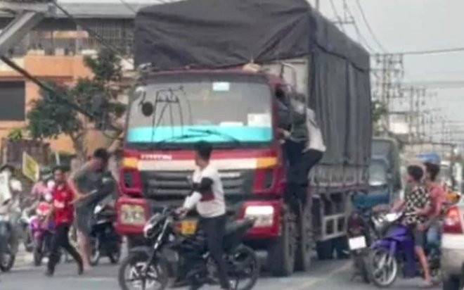 Vụ nhóm thanh niên đập phá xe tải, hành hung tài xế: 'Ngỡ ngàng bật ngửa' vì nguyên nhân xảy ra xô xát Ảnh 2