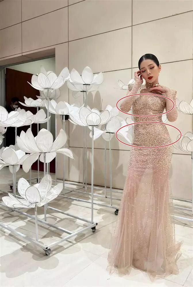 Bộ váy được điểm cộng là tôn dáng vóc nhưng lại làm lộ n.ội y dưới ánh đèn flash. 