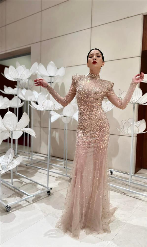 Chăm rèn luyện hình thể nên không khó hiểu khi dáng vóc của người đẹp trẻ trung chẳng kém các thiếu nữ. 