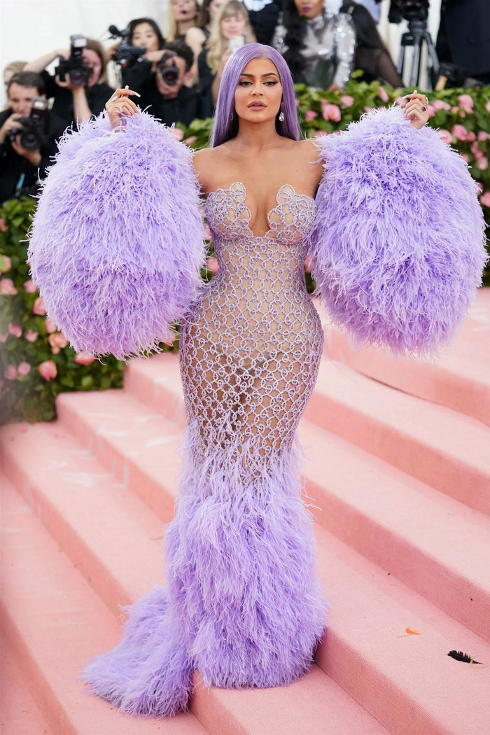 Nổi tiếng rần rần nhưng dàn celeb bự vẫn phải chờ 'mòn người' mới có váy mặc đi sự kiện Ảnh 5