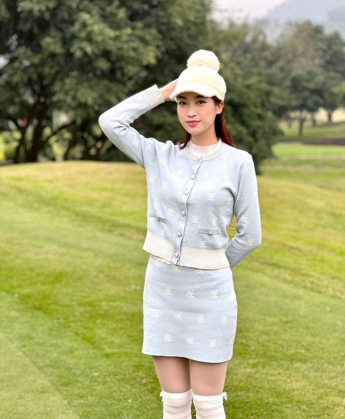 Đỗ Mỹ Linh rất chú trọng đến thời trang tập golf của mình.