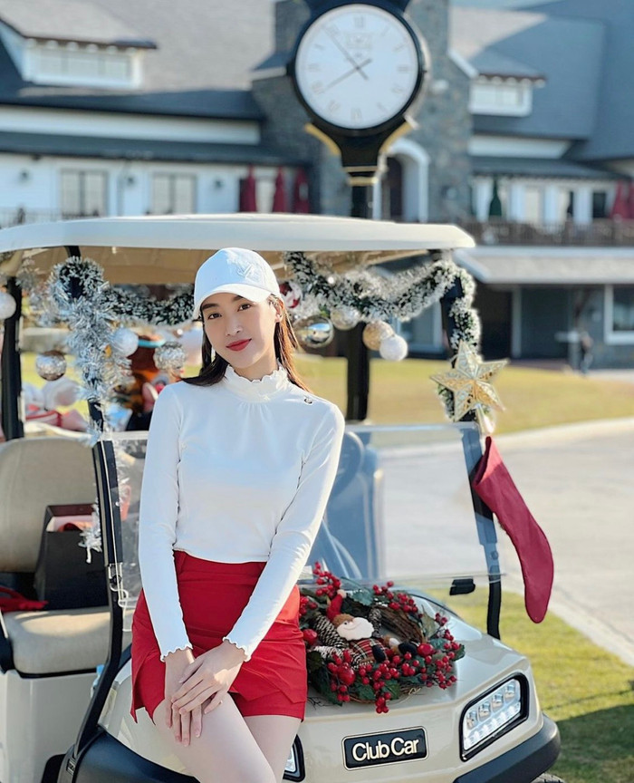 Cô làm phong phú hình ảnh bằng cách liên tục update thay đổi màu sắc đến kiểu dáng.