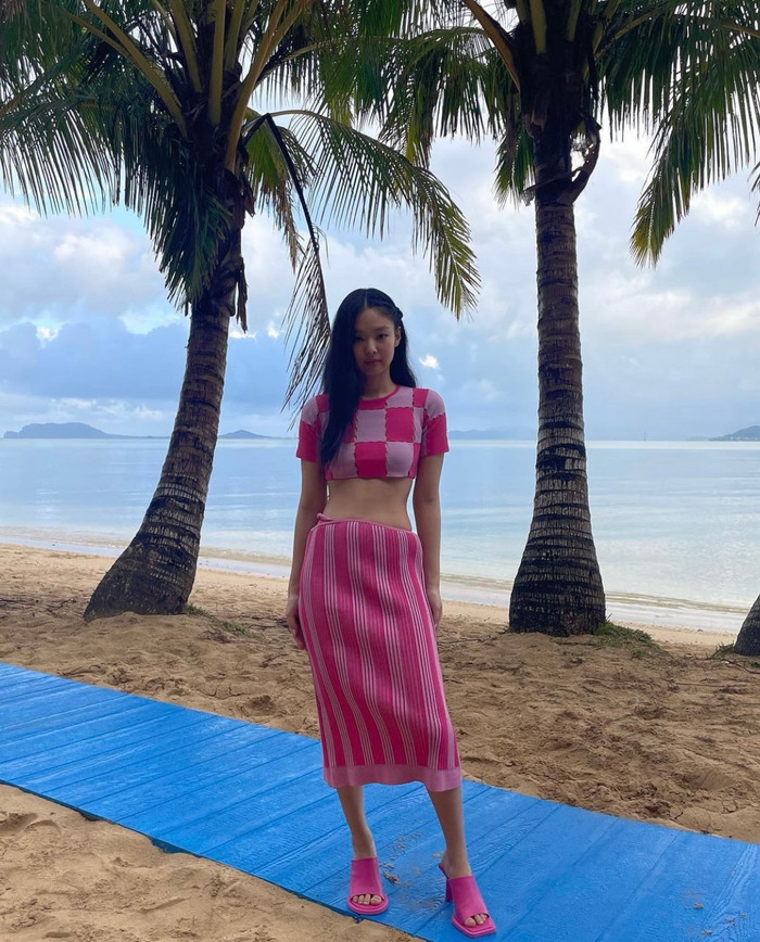 Set váy hồng và giày cao gót đến từ thương hiệu Jacquemus tôn lên vòng eo con kiến cùng nét đẹp ngọt ngào của cô nàng.