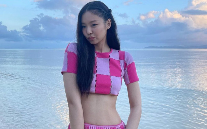 U là trời ra mà xem Jennie táo bạo khoe chân ngực, style 'ngọt nước' thấy mê Ảnh 2