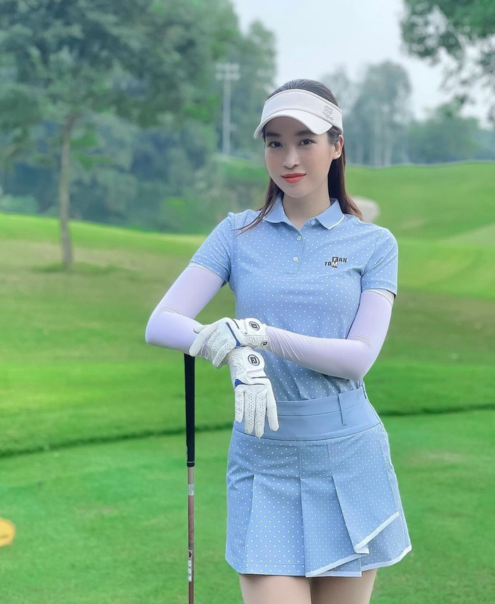 Nếu không nói đơn thuần ra chơi golf thì nhiều người còn nhầm tưởng Cô đang quay quảng cáo cho sân golf đấy.