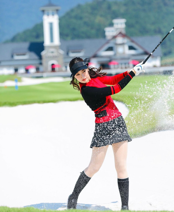 Đỗ Mỹ Linh xúng xính thời trang sân golf: Thoát mác 'Hoa hậu nghèo nhất Việt Nam' Ảnh 14