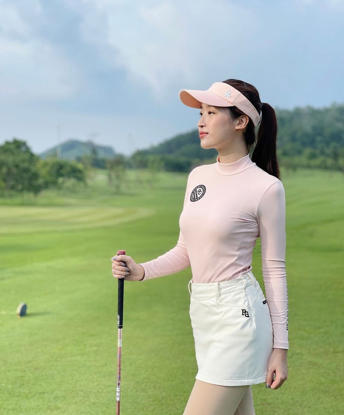 Chân váy ngắn áo thun dài tay kết hợp cùng mũ nửa đầu là những items quen thuộc để ra sân của nàng hậu.