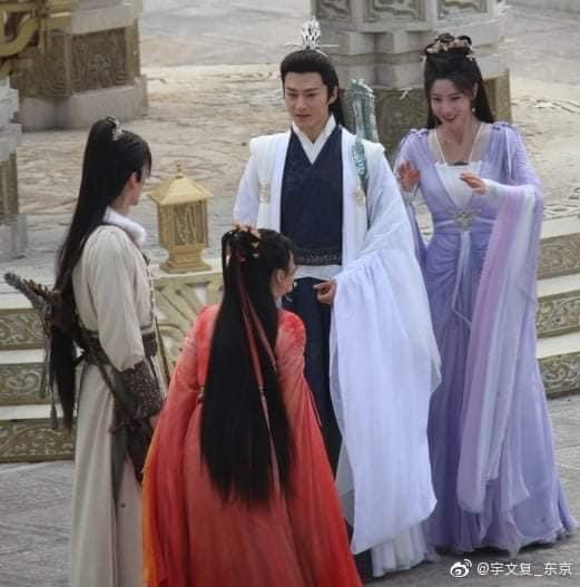 Mao Hiểu Tuệ cùng Mao Tử Tuấn, Cúc Tịnh Y và Trần Triết Viễn vui đùa trước khi vào cảnh quay.