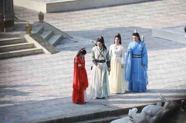 Cúc Tịnh Y trở nên tí hon khi đứng cạnh các bạn diễn cao ráo.