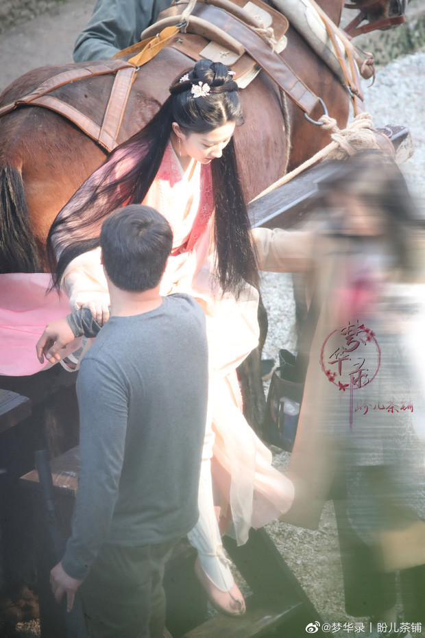 Ảnh hậu trường bộ phim Mộng Hoa Lục của Lưu Diệc Phi.