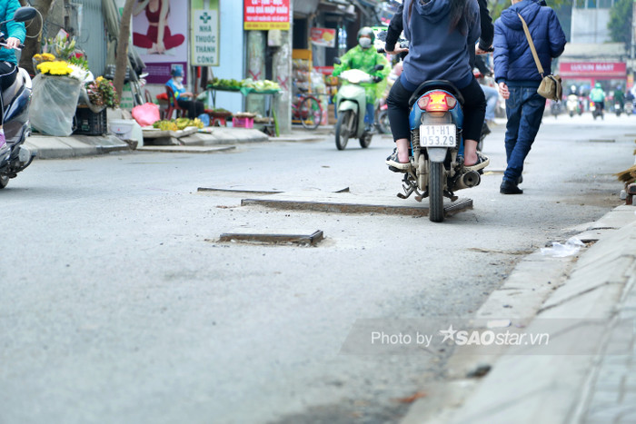 Người dân nghiêng ngả tránh hố ga giữa đường Hà Nội: 'Xe xiêu vẹo, hàng hóa rơi rụng như sung' Ảnh 5