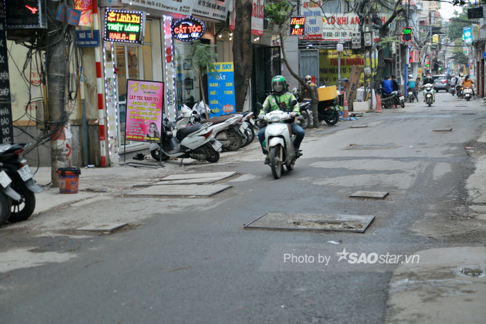 Người dân nghiêng ngả tránh hố ga giữa đường Hà Nội: 'Xe xiêu vẹo, hàng hóa rơi rụng như sung' Ảnh 1