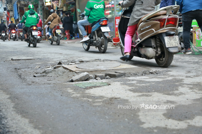 Người dân nghiêng ngả tránh hố ga giữa đường Hà Nội: 'Xe xiêu vẹo, hàng hóa rơi rụng như sung' Ảnh 16