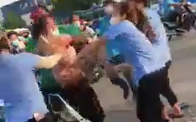 Clip: Bị vây đánh, nữ công nhân 21 tuổi dùng dao đáp trả khiến 1 người tử vong Ảnh 2