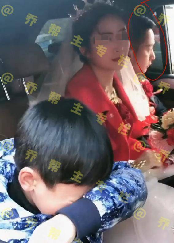 Chứng kiến thái độ lạnh nhạt, dửng dưng của chú rể, dân mạng lại càng xót xa hơn cho tương lai của cậu bé. (Ảnh: Sohu)