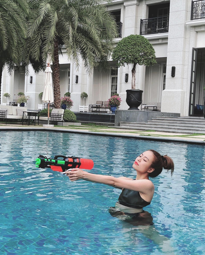 Và thể hiện sự vui vẻ khi ở dưới hồ bơi