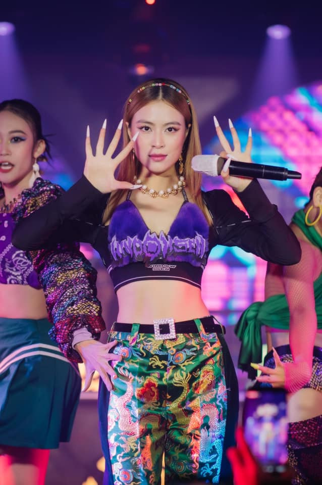 Hình ảnh gần đây nhất của Hoàng Thùy Linh khi cô nàng biểu diễn trên sân khấu
