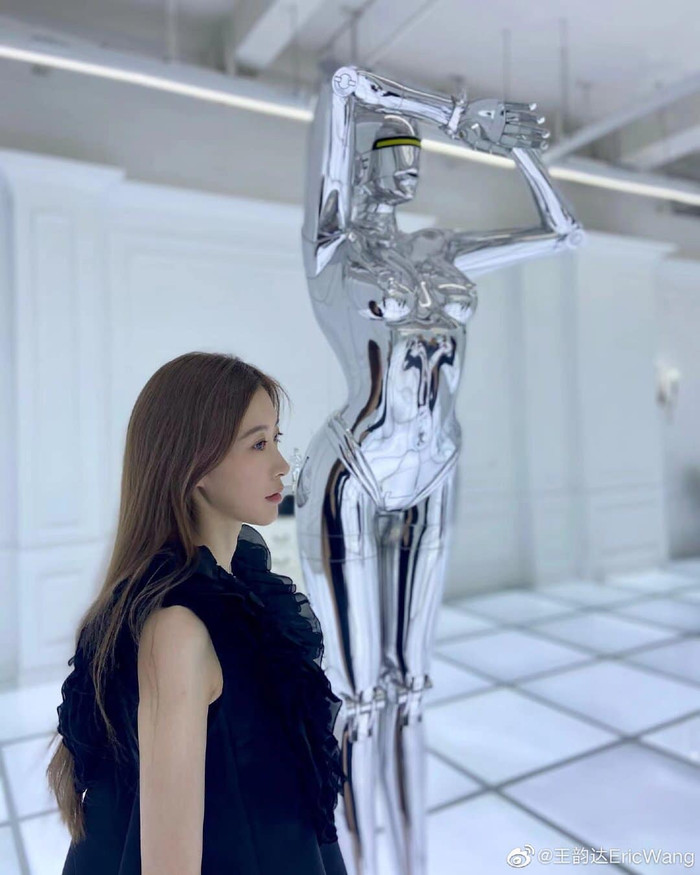 Những bức hình của cô nàng được đăng kèm với bài đăng chúc mừng.