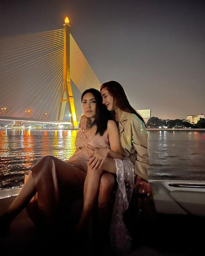 Nhiều người cho rằng, ai đó đã ghép mặt, tay, chân của Tangmo từ những bức ảnh cũ.