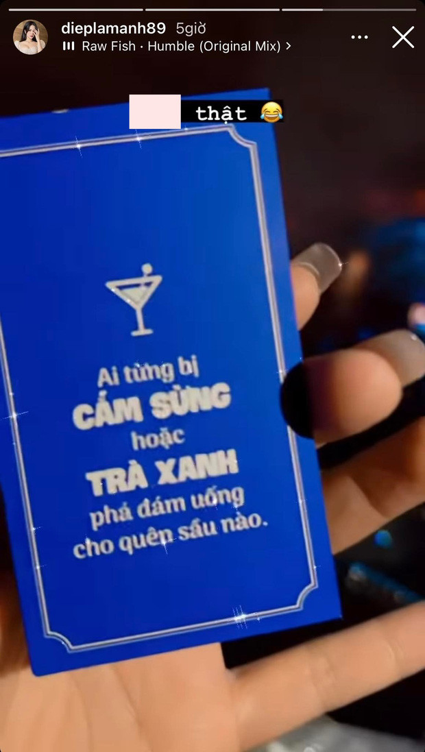 Mặc dù không đề cập đến tên ai nhưng nội dung trên tấm thẻ như bắn trúng tim đen khiến Diệp Lâm Anh chỉ biết 'dở khóc dở cười'.