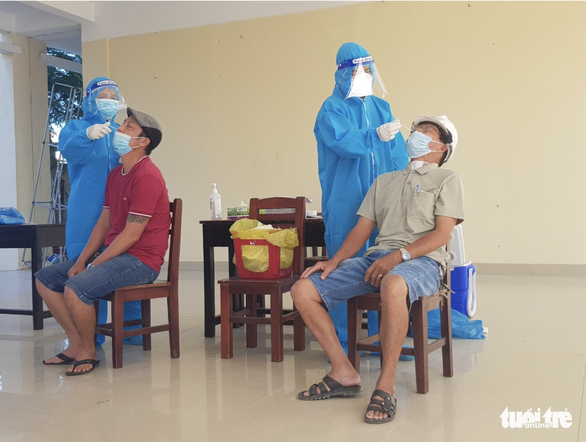Test nhanh COVID-19 ở Đà Nẵng - Ảnh: TRƯỜNG TRUNG