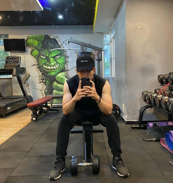 Anh chăm chỉ 'đốt mỡ, xây cơ' nơi phòng gym.