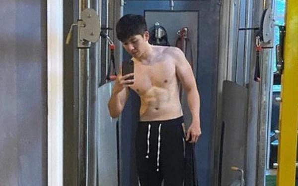 Kelvin Khánh sở hữu b.ody sắc nét, từng cơ, múi rắn chắc 'đét đèn đẹt'.