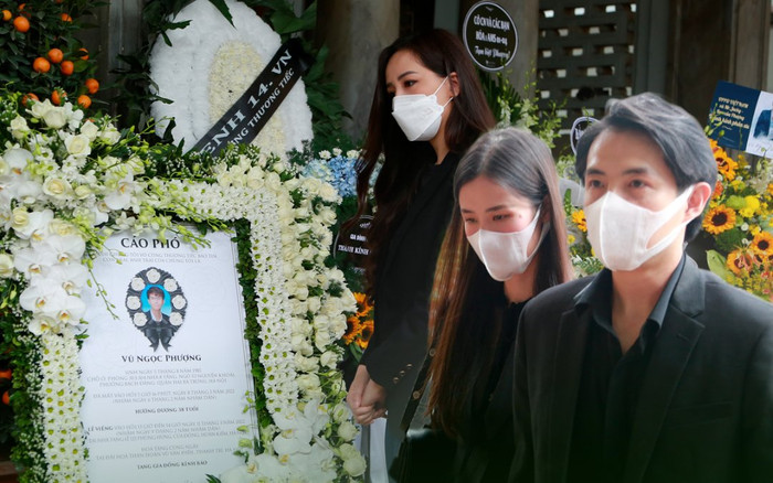 Đám tang đạo diễn Vũ Ngọc Phượng: Người thân bật khóc suy sụp, đồng nghiệp nghẹn ngào bên di ảnh Ảnh 2