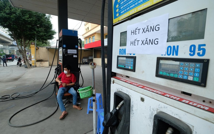 Trước thông tin dự báo xăng tăng giá, nhiều cây xăng ở Hà Nội treo bảng 'hết xăng' Ảnh 2