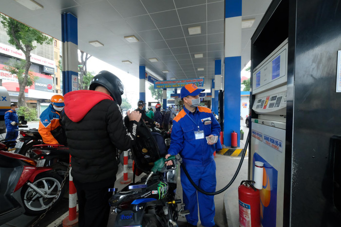 Nhiều người dân tranh thủ đổ đầy bình trước khi giá xăng tăng lên mức kỷ lục