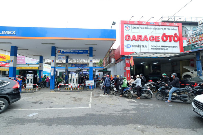 Cửa hàng xăng số 42 (231 đường Nguyễn Trãi, phường Thượng Đình, Thanh Xuân) sáng 11/3 cũng treo biển hết xăng, tuy nhiên sau khi được tiếp xăng xong lượng khách đổ về rất đông.