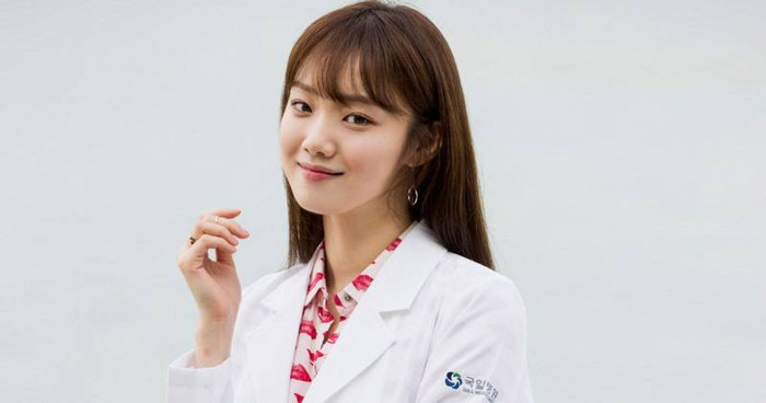 Trong Doctor (2016), cô nàng hóa thân thành một bác sĩ.