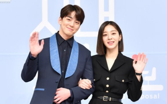 Hẹn hò chốn công sở: Bạn thân Kim Se Jeong bị té 'sấp mặt' ở hậu trường, phải tự chữa cháy vì quá ngượng Ảnh 2