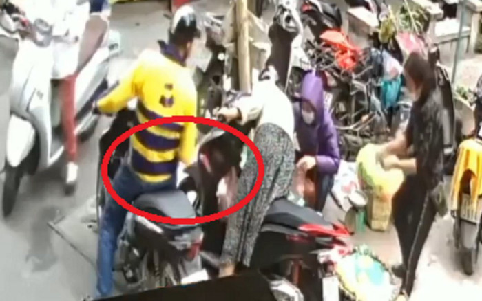 Clip: Nam thanh niên mặc áo xe ôm công nghệ nhanh tay 'thó' ví tiền của người phụ nữ Ảnh 2