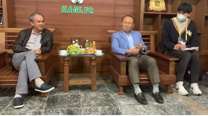 Trước trận HAGL - Viettel, bầu Đức có cuộc gặp HLV Park Hang Seo và cho rằng tuyển Việt Nam thắng Trung là chiến công lịch sử.