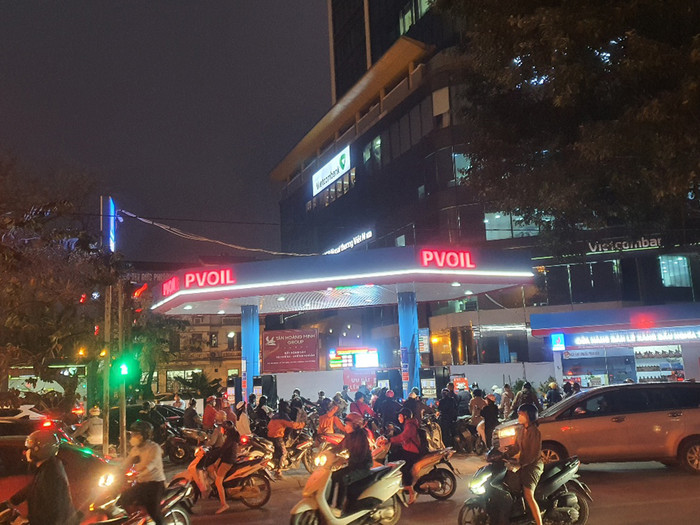 Người dân đổ xô đi mua xăng trước ngày xăng tăng giá. Ảnh: VOV Giao thông