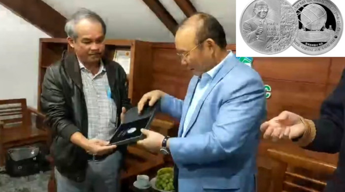 Ông Park tặng quà cho bầu Đức. 