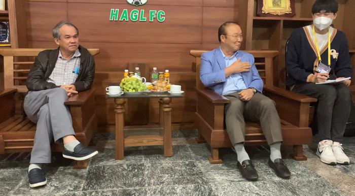 Ông Park đặt tay lên ngực để diễn tả về tình yêu bóng đá của bầu Đức.