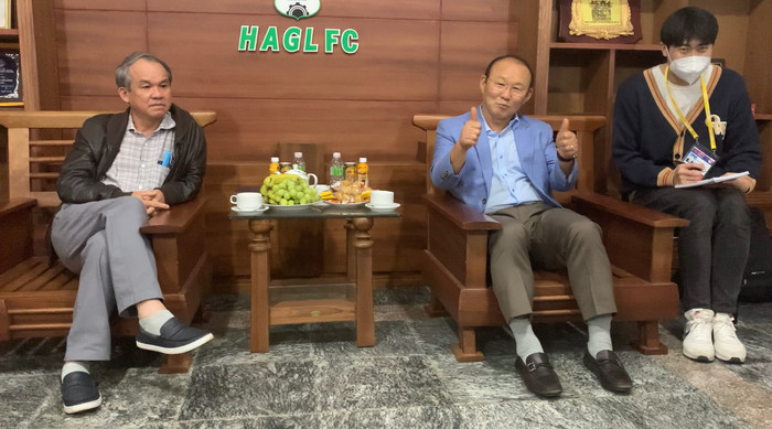 HLV Park Hang Seo giơ hai ngón tay thay lời khẳng định bầu Đức là số 1.