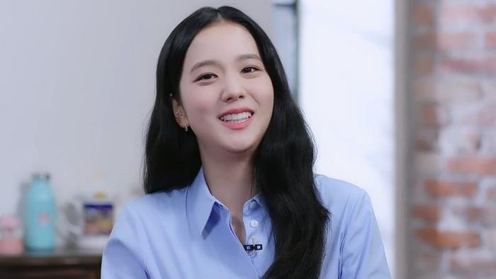 Jisoo (BLACKPINK) lên truyền hình, nào ngờ bị soi mượn áo của Jung Hae In để mặc? Ảnh 1