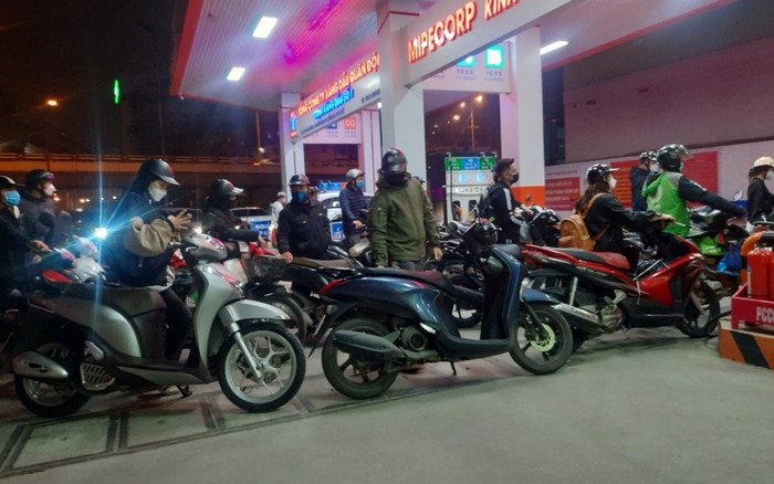 Cục QLTT Hà Nội lập 4 đoàn kiểm tra cây xăng trong đêm sau khi nhận phản ánh về cửa hàng ngừng bán Ảnh 2