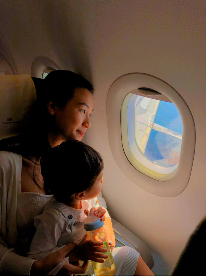 Cô không thể giấu nổi cảm xúc bồi hồi trên chuyến bay về Việt Nam cùng với con trai