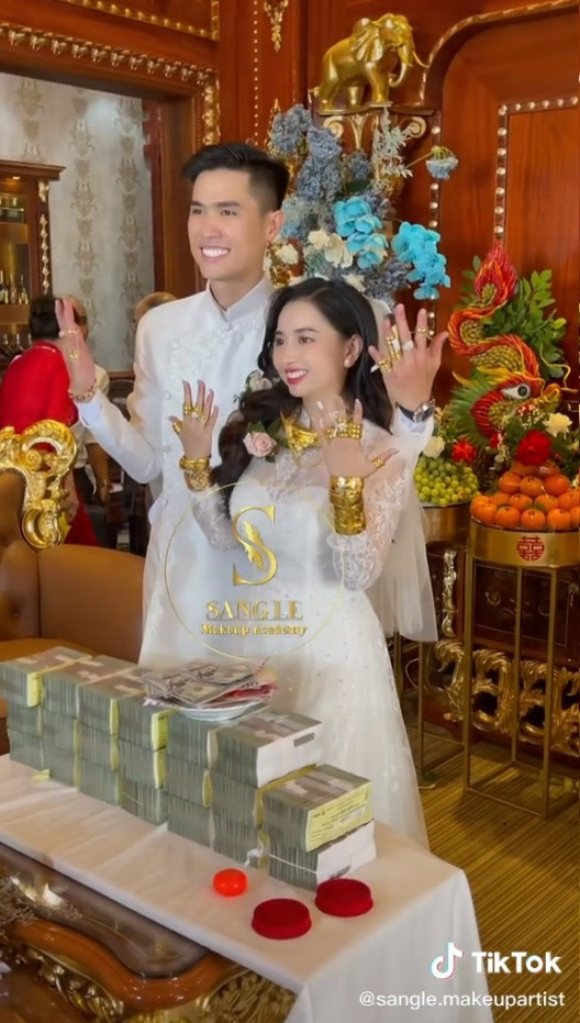 Xôn xao clip cô dâu Sóc Trăng đeo vàng trĩu cổ, nhận hồi môn 'khủng' 10 tỷ tiền mặt và xe BMW 3 tỷ Ảnh 3